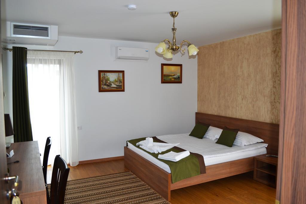 Casa Caroli Hotel Targu Jiu Exterior photo