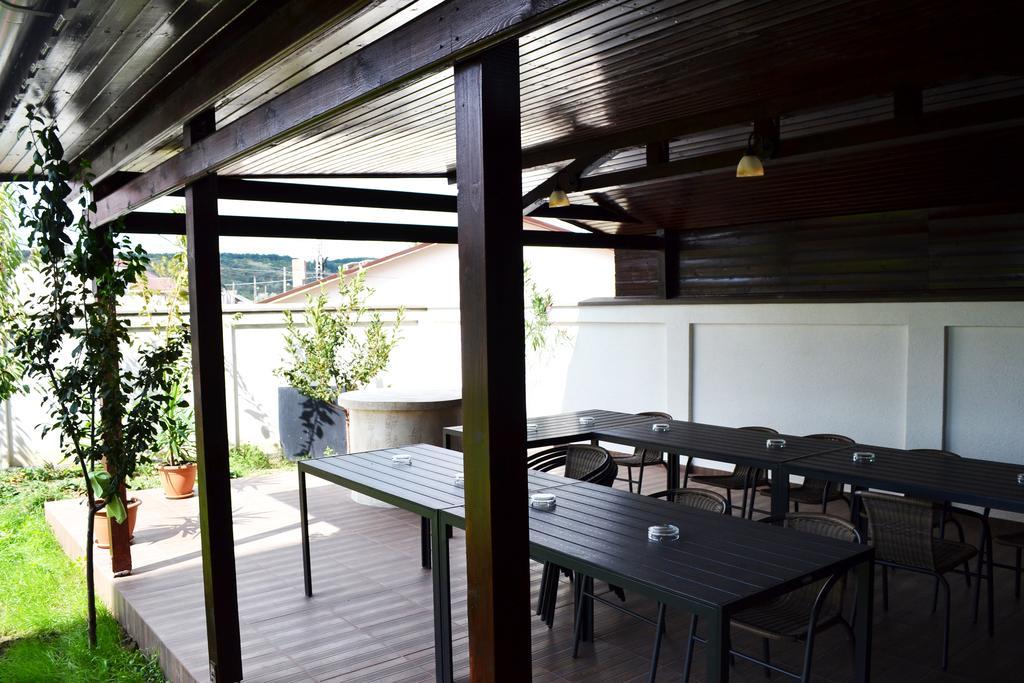 Casa Caroli Hotel Targu Jiu Exterior photo